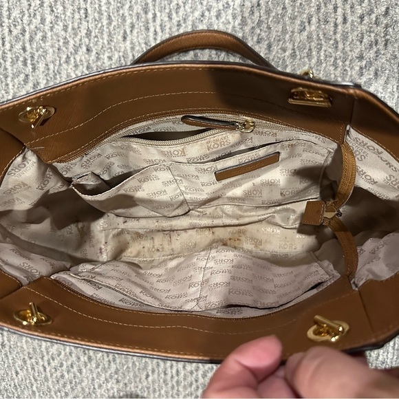 MICHAEL KORS Large Jet Set Saffiano Leather Tote with Gold Hardware - Picture 8 of 12